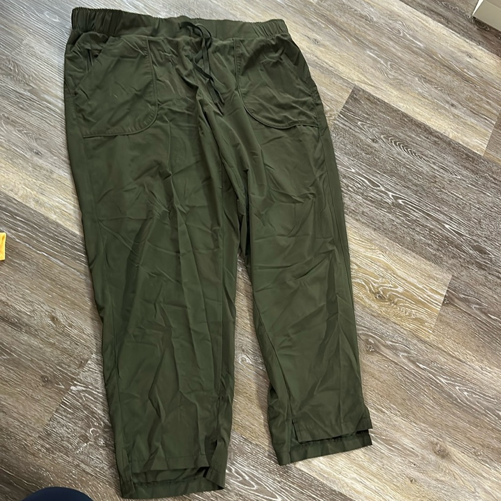 All in motion women’s green ankle pants